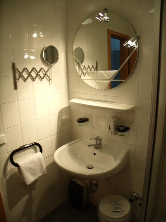 Landhotel Zum Niestetal Стая снимка