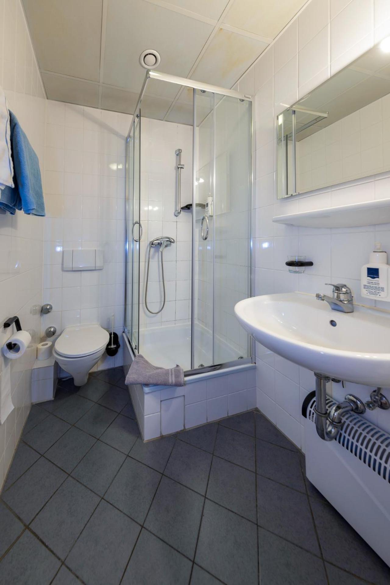 Landhotel Zum Niestetal Екстериор снимка