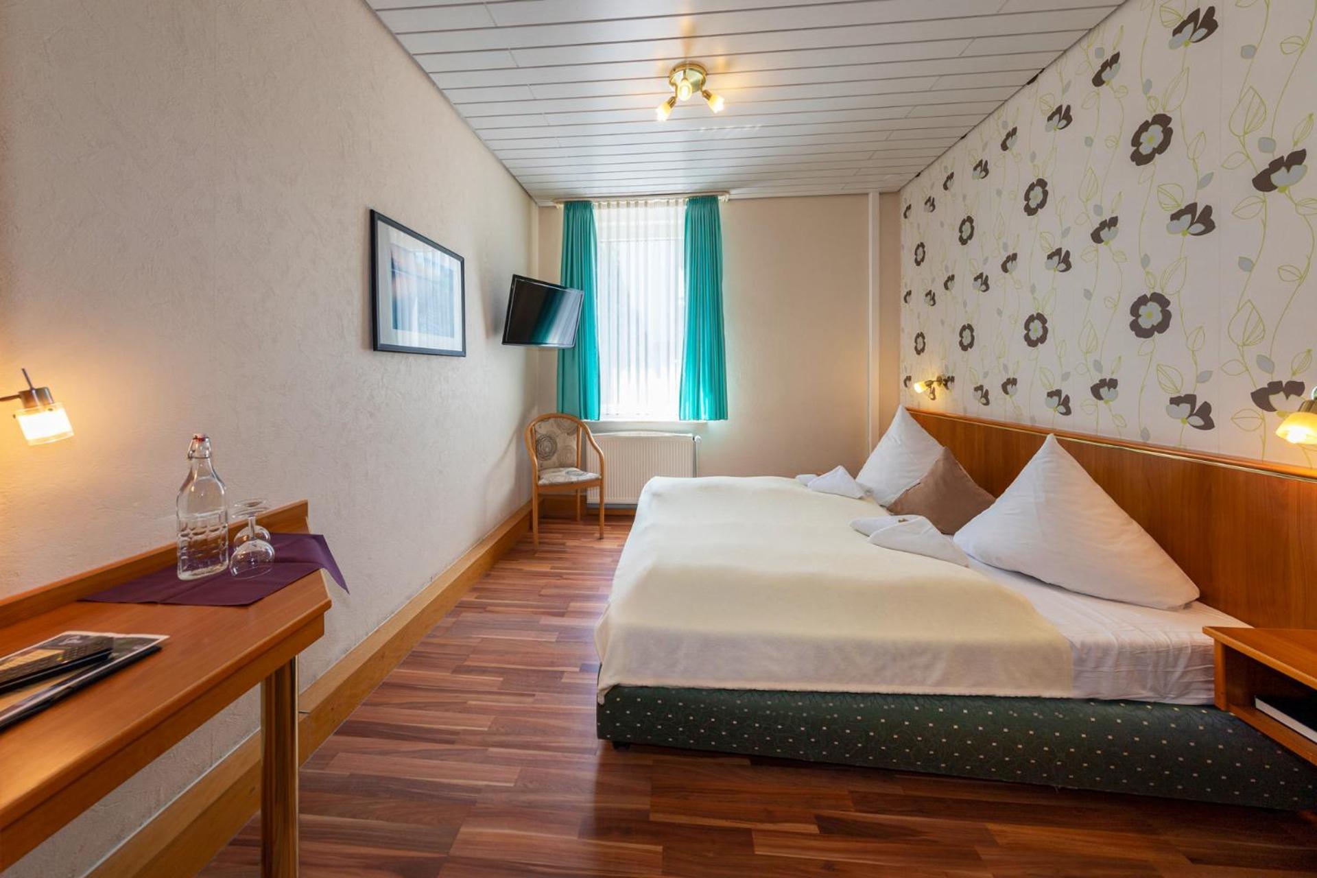 Landhotel Zum Niestetal Екстериор снимка