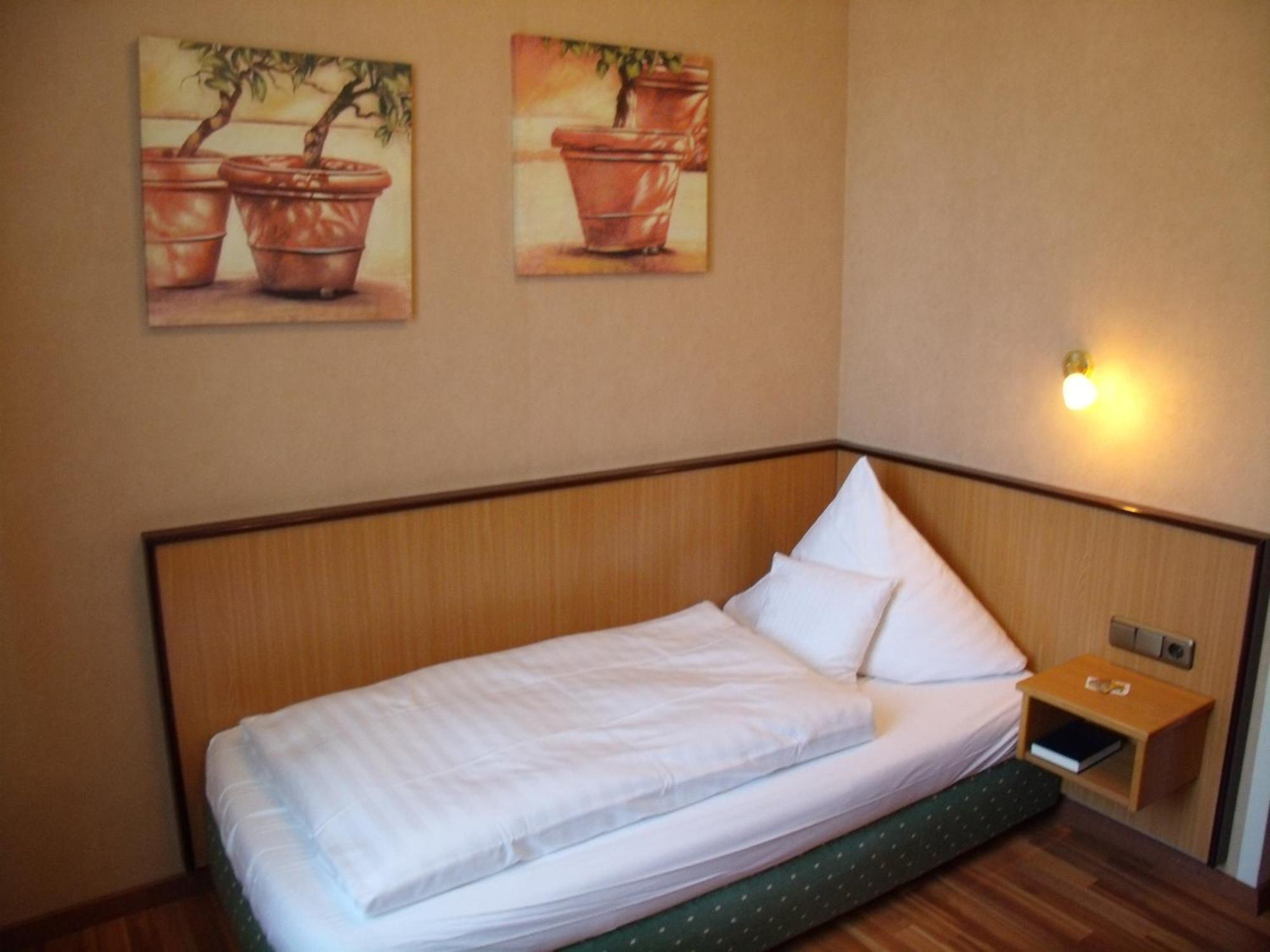 Landhotel Zum Niestetal Екстериор снимка